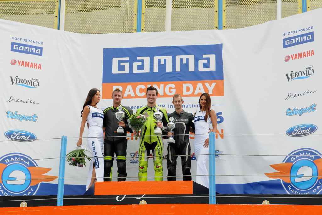 Stupně vítězů prvního závodu závěrečného podniku ME superkartů v Assenu