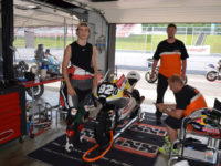Karel Hanika chce zúročit divokou kartu, kterou získal pro GP České republiky 2016 v šampionátu silničních motocyklů, proto na atodromu Mostě pilně testoval svůj motocykl.