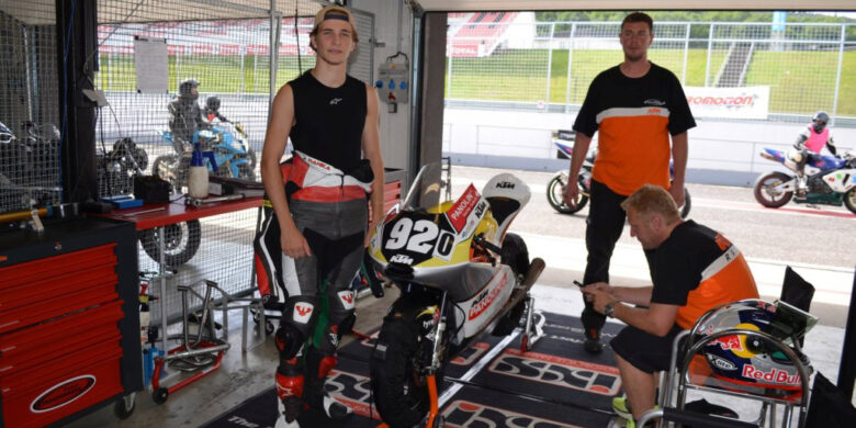 Karel Hanika chce zúročit divokou kartu, kterou získal pro GP České republiky 2016 v šampionátu silničních motocyklů, proto na atodromu Mostě pilně testoval svůj motocykl.