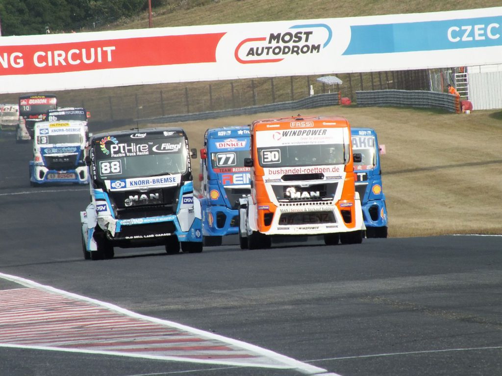 Sasha Lenz vs Ryan Smith - start FIA TRuck Racing Championship Most by VDR