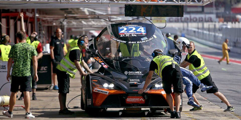 KTM X-BOW GT4 týmu RTR Projects v boxech