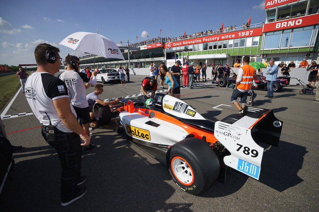 Na startovním roštu #789 Christof von Grünigen, SUI, Zele-Racing, Lola B05/52, Auto GP, Gibson Tech 3.4 V8