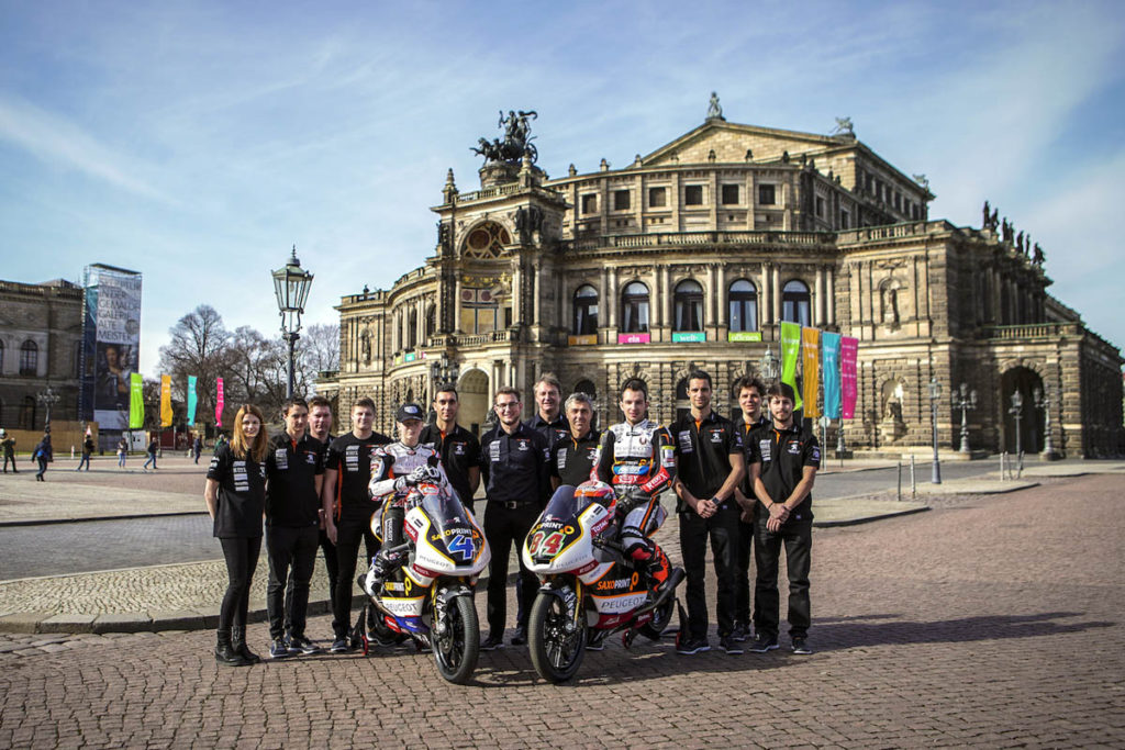 Jakub Kornfeil se svým týmem Peugeot Motorcycles Saxoprint při prezentaci v Drážďanech (foto Peugeot MC Saxo Print Team)