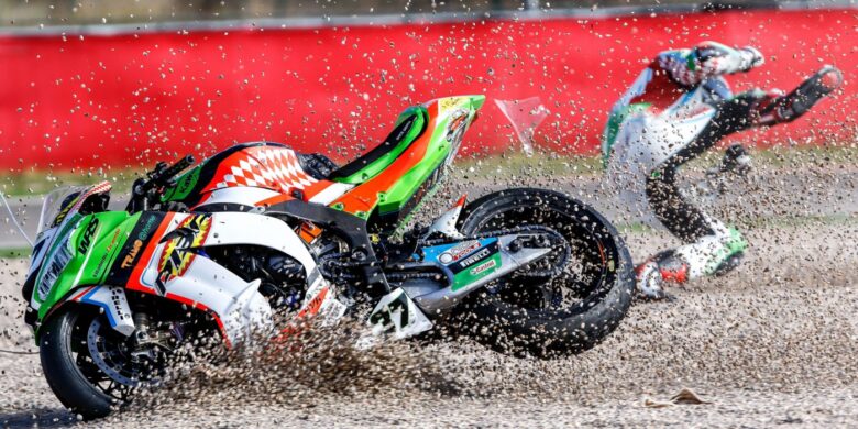 Havárie Ondřeje Ježka #37, Kawasaki ZX-10R, Grillini Racing Team, foto: MPA Foto, Václav Duška