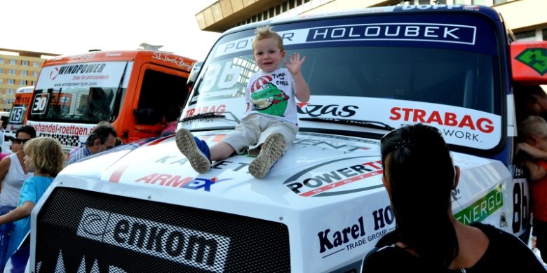 Spanilá jízda závodních trucků 2016 (autor: Autodrom Most)