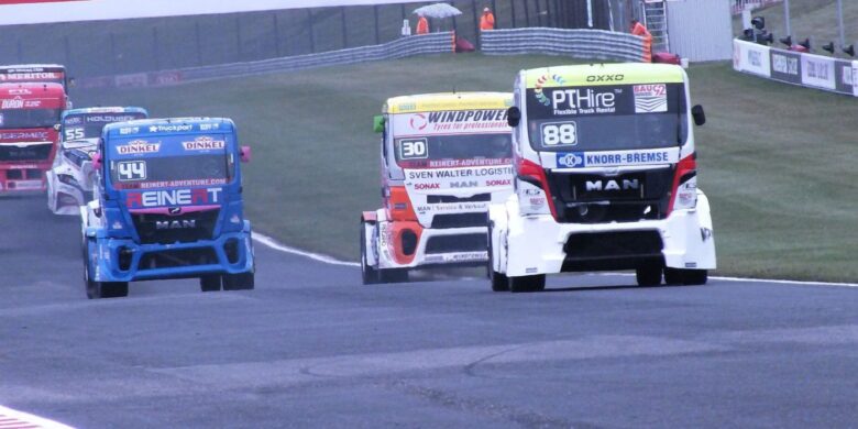 Ryan Smith vs Sasha Lenz a Steffi Halm - FIA European Truck Racing Championship ETRC autodrom Most by VDR