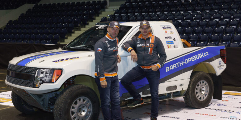 Boris Vaculík a Martin Plechatý u svého dakarského speciálu Ford F150 EVO