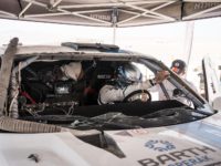 Boris Vaculík s rozbitým čelním sklem svého speciálu Ford F150 EVO