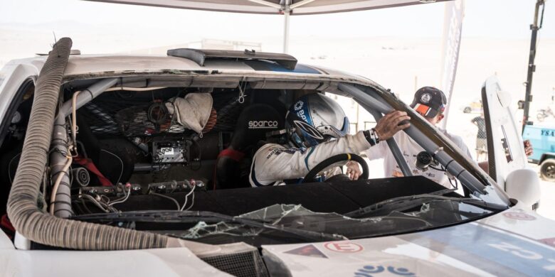 Boris Vaculík s rozbitým čelním sklem svého speciálu Ford F150 EVO