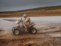 Maratonské etapy stěžovala jezdcům týmů BARTH Racing velbloudí tráva