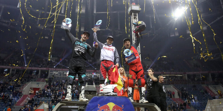 Libor Podmol na stupních vátězů v Krakově (foto: Night of the JUMPs)