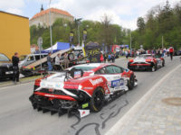 Startovní seřadiště závodních vozů pod zámkem v Náměšti (foto: Jiří Navrkal)