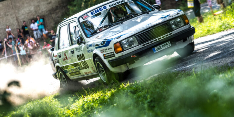 Enge Tomáš a Engeová Lucie při historických rallye na voze Škoda 130 LR