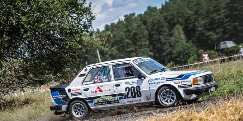 Enge Tomáš a Engeová Lucie při historických rallye na voze Škoda 130 LR