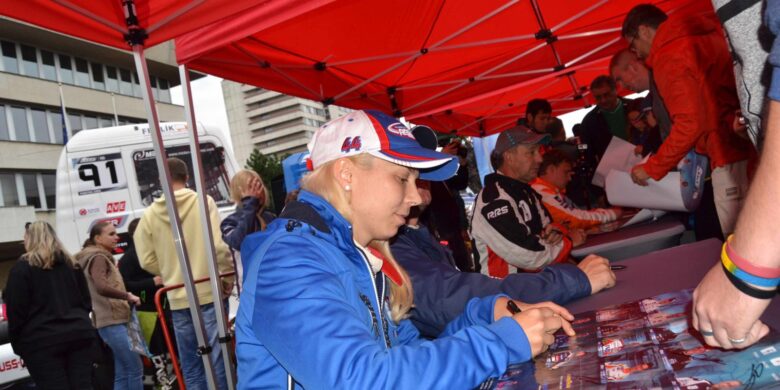 Spanilá jízda trucků – Steffi Halmová při autogramiádě