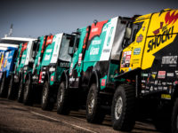 Tým Big Shock Racing francouzském přístavu Le Havre nalodil sví dakarské speciály