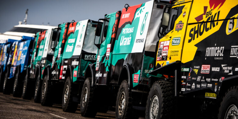 Tým Big Shock Racing francouzském přístavu Le Havre nalodil sví dakarské speciály