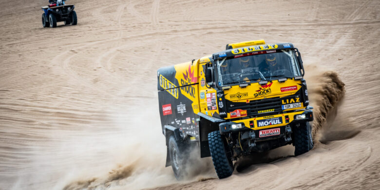 #504 Martin Macík na trati v pískových dunách, Big Shock Racing