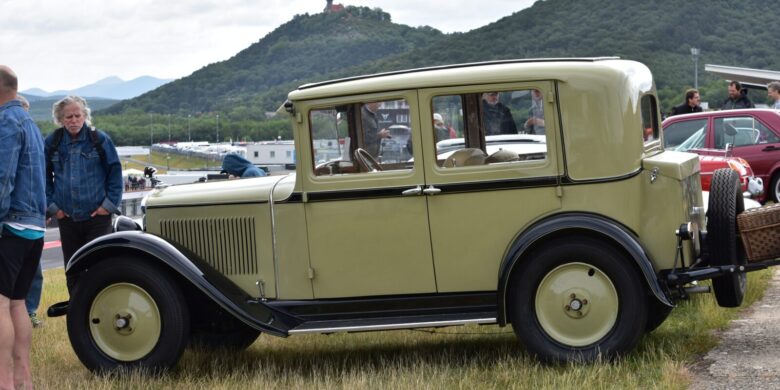 Přehlídka krásných historických vozů
