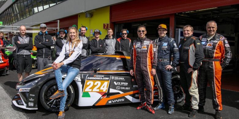Vítězný tým RTR Projects, Sergej Pavlovec, Tomáš Miniberger, Karel Bednář a Erik Janiš s vozem KTM X-BOW GT4 po vítězství v závodě 12H Mugello