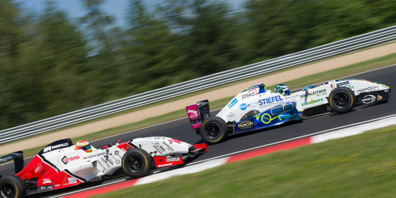 Souboj #41 Nico Gruber, Nico Gruber, AUT, Tatuus FR2.0 a #14 GT2 Motorsport, ŠAFÁŘ Václav, CZE, Tatuus FR
