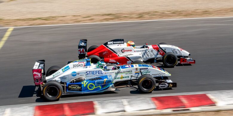 Nico Gruber vs Vašek Šafář Drexler Formel Renault Cup autodrom Most by Milan Tomsa