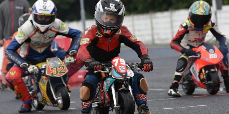 MM ČR Miniracing v Mostě nepřálo počasí, vedoucí jezdci potvrdili role favoritů