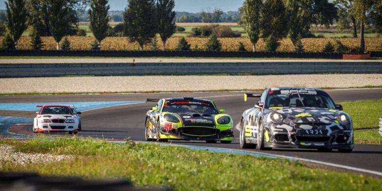 Honza Hladík s Porsche vs Milan Valášek Ginetta G50 GTR