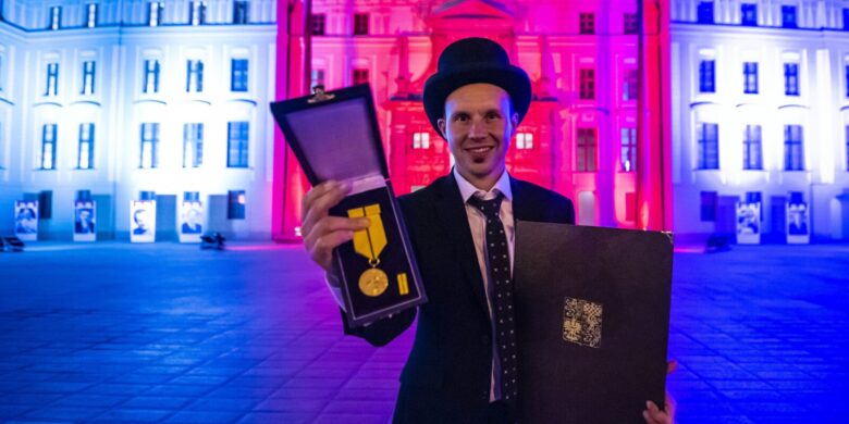 Libor Podmol, nejlepší český freestyle motokrosař, s vyznamenáním I. stupně za zásluhy o stát v oblasti sportu