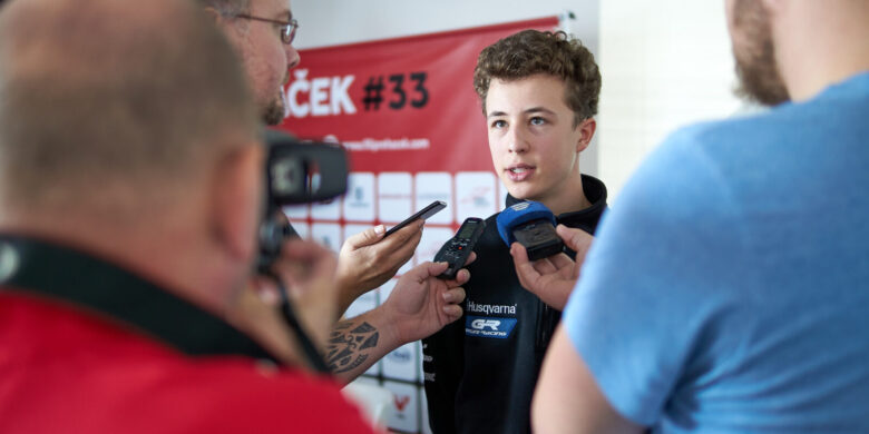 Řeháček Filip v obležení novinářů