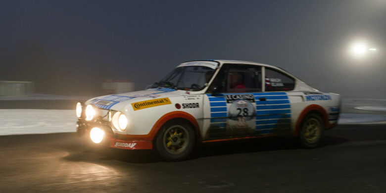 #28 Karel Mach CZ, Jan Blaha CZ, Škoda 130 RS 1973, 1285 ccm. První etapa Praha–Olomouce, Brno Polygon na Masarykově okruhu – průjezdní bod soutěže (foto: Milan Spurný)