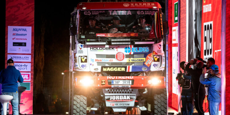 Tatra týmu Buggyra Racing pilotovaná Martinem Šoltyse na startu 42. ročníku Rallye Dakar