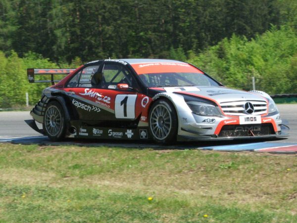 závodní DTM auto