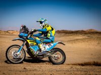 Výměna pneumatiky, #31 Martin Michek, CZE, KTM, ORION – Moto Racing Group, Dakar 2021