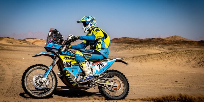 Výměna pneumatiky, #31 Martin Michek, CZE, KTM, ORION – Moto Racing Group, Dakar 2021