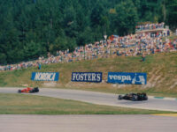 Johnny Dumfries následuje Ferrari Michele Alboreta