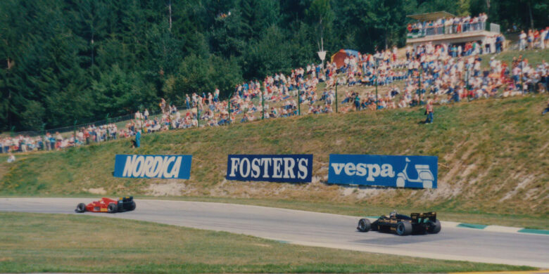 Johnny Dumfries následuje Ferrari Michele Alboreta