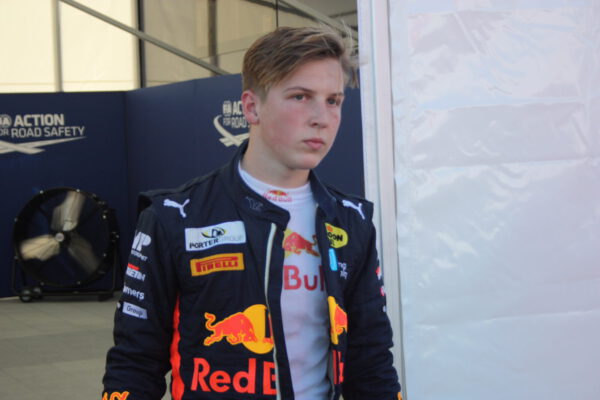 Jezdec juniorky Red Bullu Novozélanďan Liam Lawson