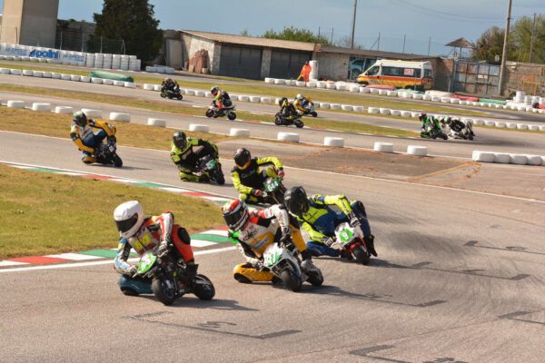 Matyáš Pálka bojuje na trati, italské mistrovství CIV Minimoto