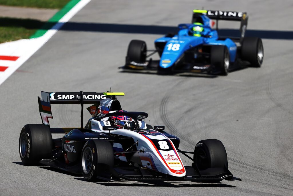 #8 Alexander Smoljar, RUS, ART Grand Prix před #18 Caio Collet, BRA, MP Motorsport,