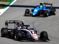#8 Alexander Smoljar, RUS, ART Grand Prix před #18 Caio Collet, BRA, MP Motorsport, závod 1, FIA F3, Barcelona 2021 (foto: Bryn Lennon/Getty Images)