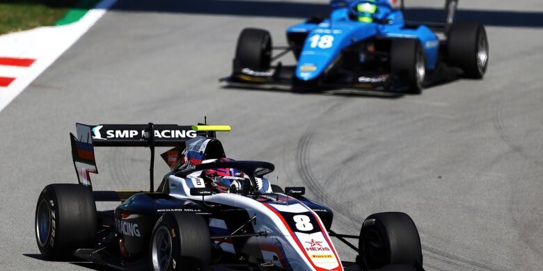 #8 Alexander Smoljar, RUS, ART Grand Prix před #18 Caio Collet, BRA, MP Motorsport, závod 1, FIA F3, Barcelona 2021 (foto: Bryn Lennon/Getty Images)