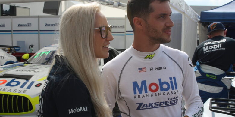 Fotostřípky: „QuickGabi“ Jílková se v poli 23 vozů ADAC GT4  neztratila