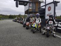 Mladí jezdi Minimotocupu