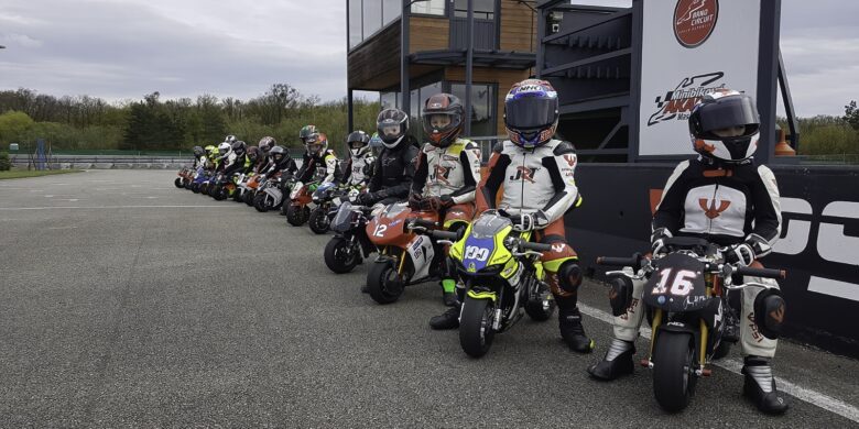Mladí jezdi Minimotocupu