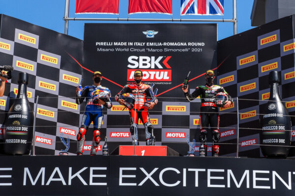 Pódium prvního závodu WorldSBK v Misanu: P1 #21 Michael Ruben Rinaldi, P2 #54 Toprak Razgatlioglu, TUR a P3 #1 Jonathan Rea, GBR