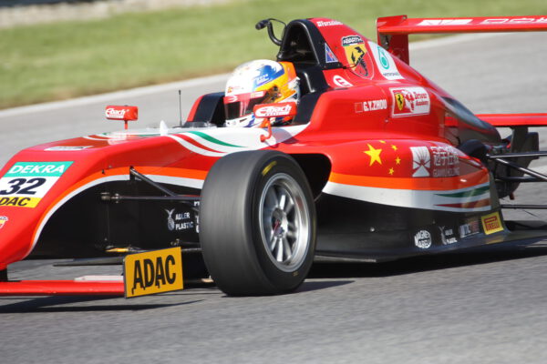 Číňan Guanyu Zhou pojede F1 za tým Alfy Romeo