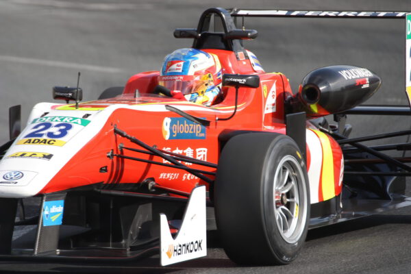 Číňan Guanyu Zhou pojede F1 za tým Alfy Romeo