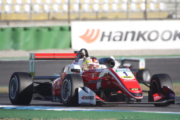 Číňan Guanyu Zhou pojede F1 za tým Alfy Romeo
