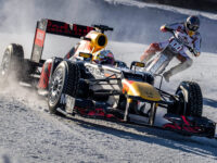 Max Verstappen ve formuli 1 na ledové dráze s pneumatikami opatřenými hroty